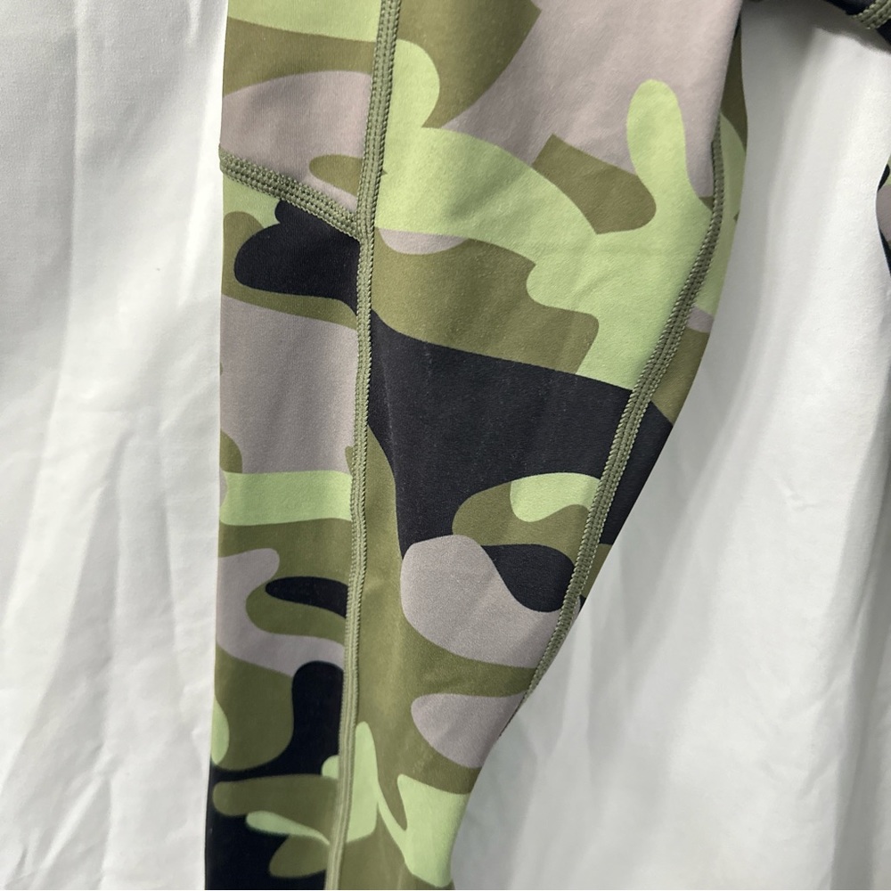 Zyia Active Camo Zipper Pocket Light n Tight 7/8 - Picture 6 of 15